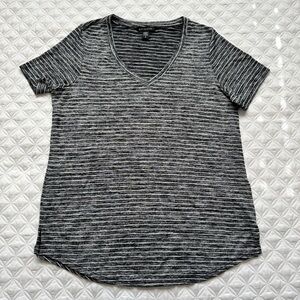 Athleta Breezy Scoop V-Neck Tee Marbled Black & White Stripe w/Curved Hem Sz L